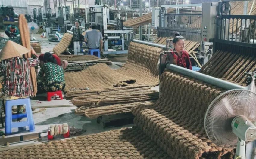 ココヤシ繊維のマットを製造している工場の様子|ココペーバー