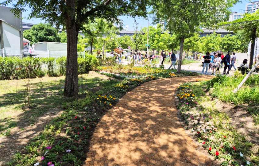 ココペーバーを敷いた公園の歩道