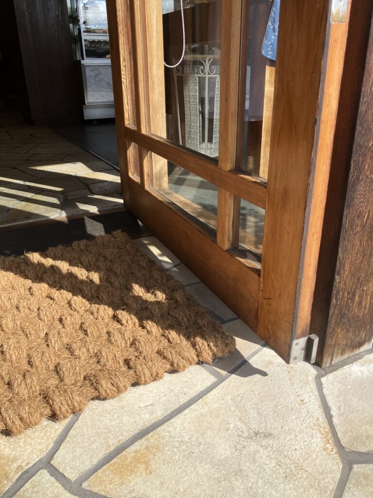 ケーキ屋さんのエントラスにも