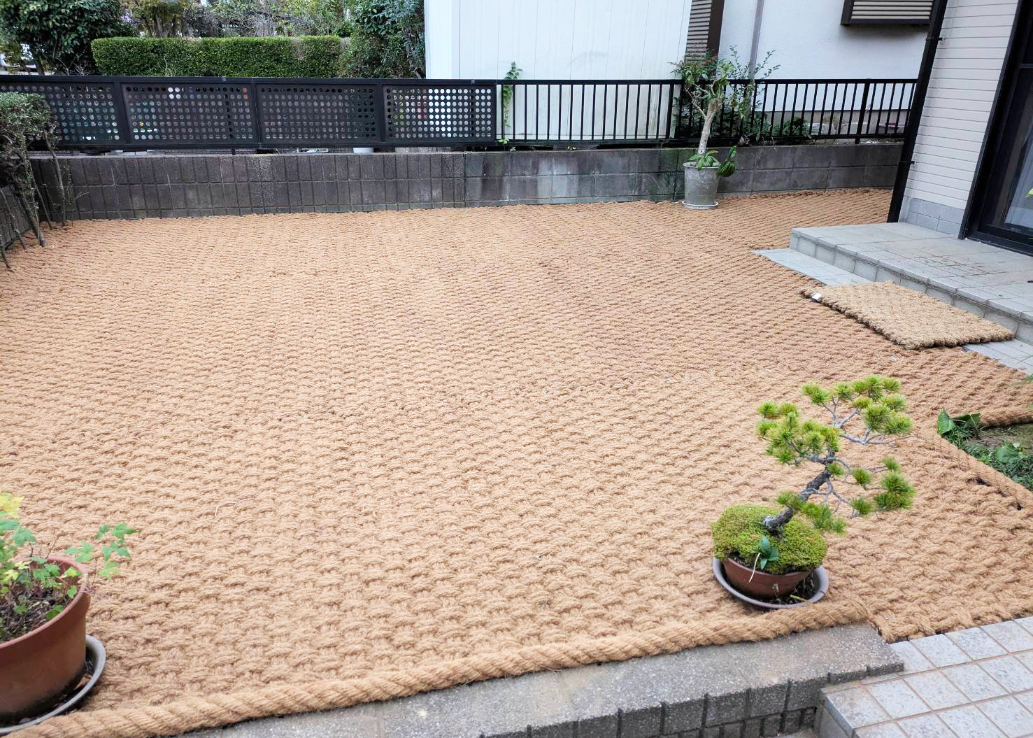 住宅の庭一面に敷かれたココペーバー