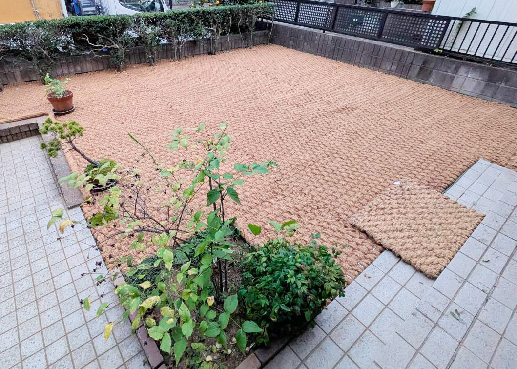 植栽まわりに敷かれたココペーバー