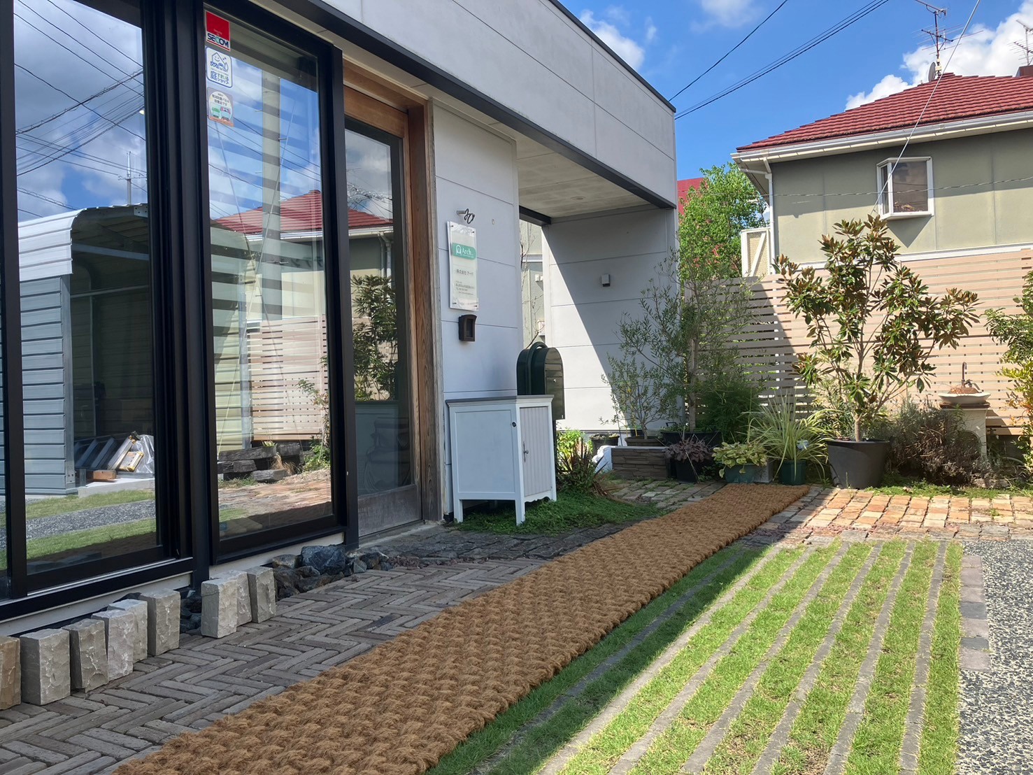 建物脇の通路に敷かれたココペーバー