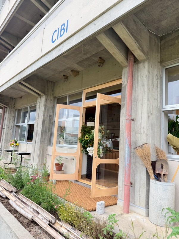 CIBI OKAYAMAの校舎とテラススペース