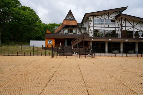 ドッグランと施設の建物