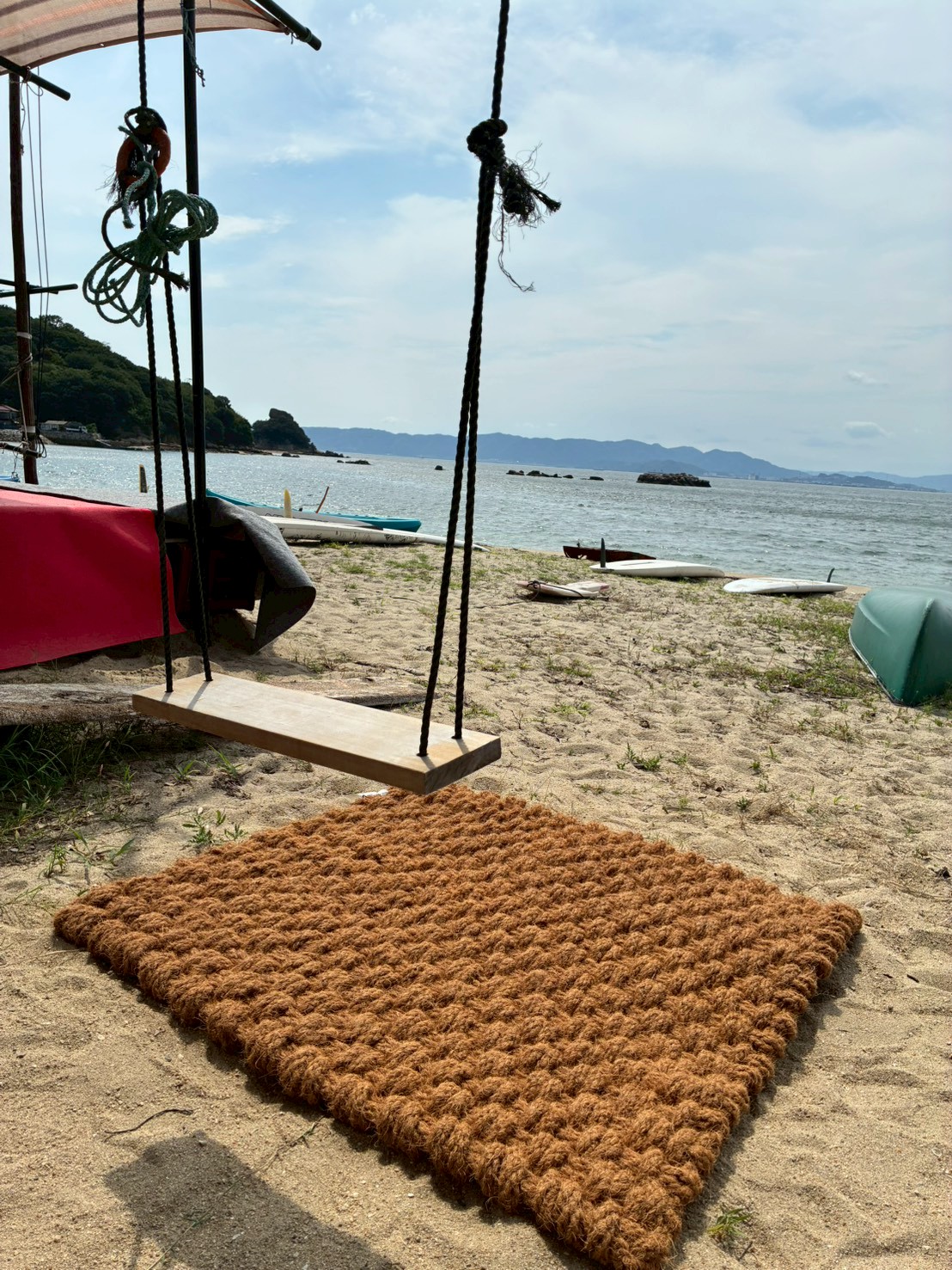 ブランコのそばに敷かれたココペーバー