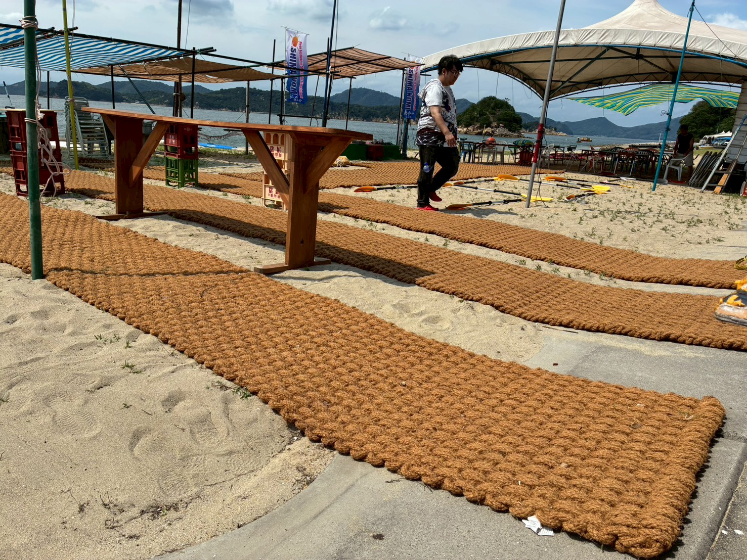 砂浜に帯状に敷かれたココペーバーの通路