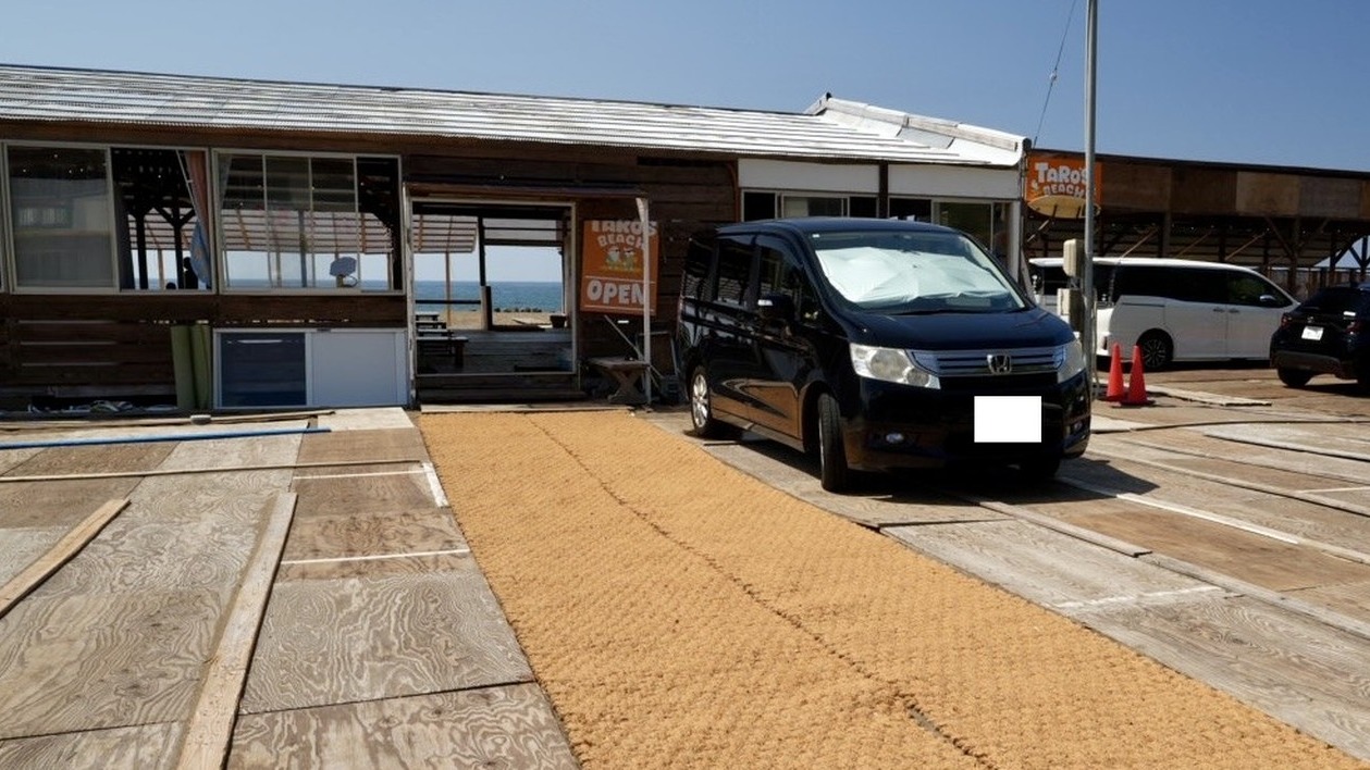 海の家のデッキから駐車場へ続くココペーバーの通路