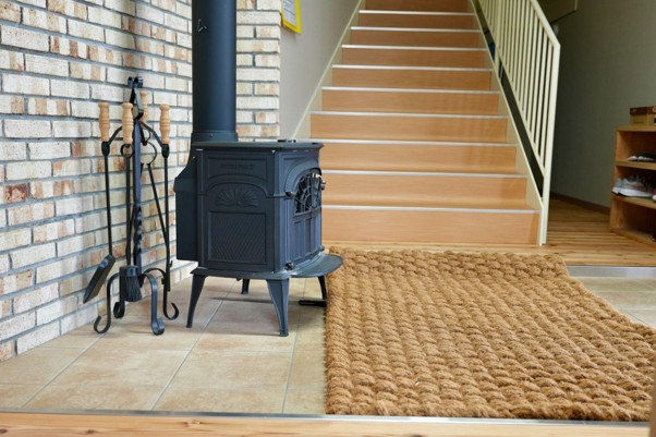 薪ストーブのある部屋の床に敷かれたココペーバー