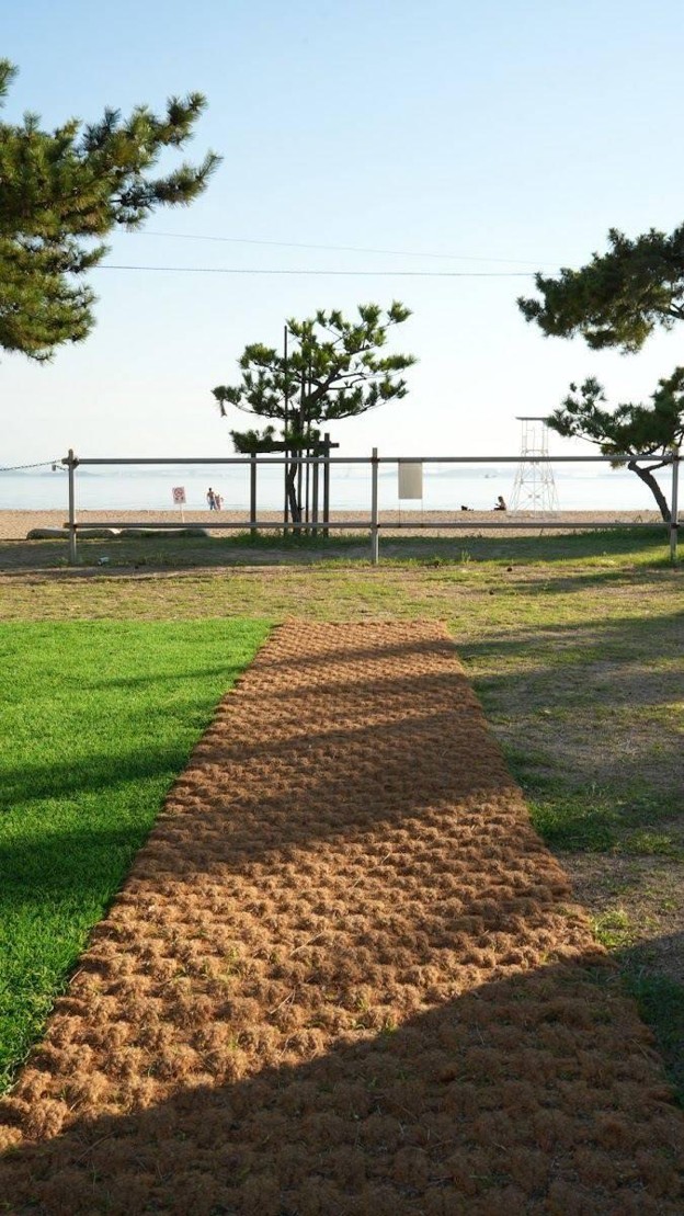 芝生の中に敷かれたココペーバーの通路