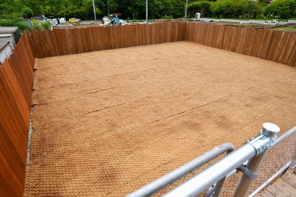 柵で囲まれたもう一面のドッグランにもココペーバーを施工