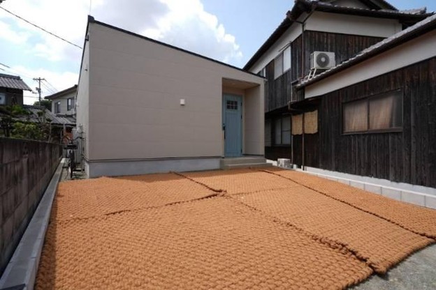 建物前のスペースに敷かれたココペーバー