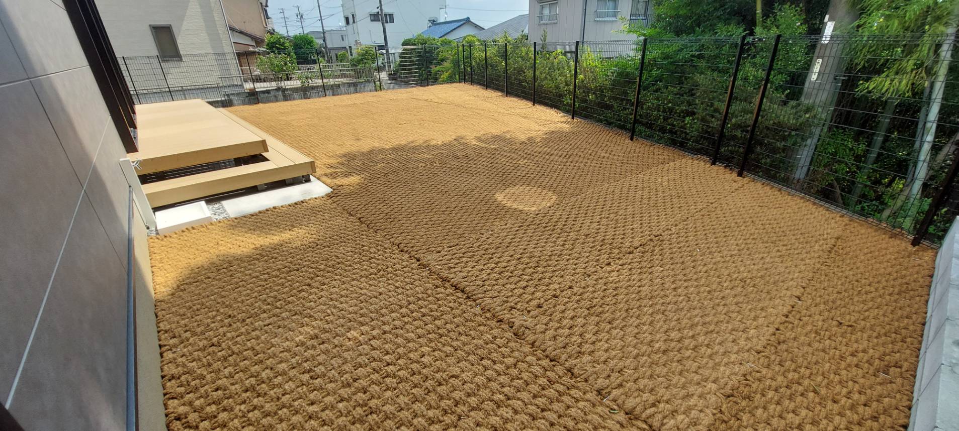 住宅の庭一面に敷かれたココペーバー