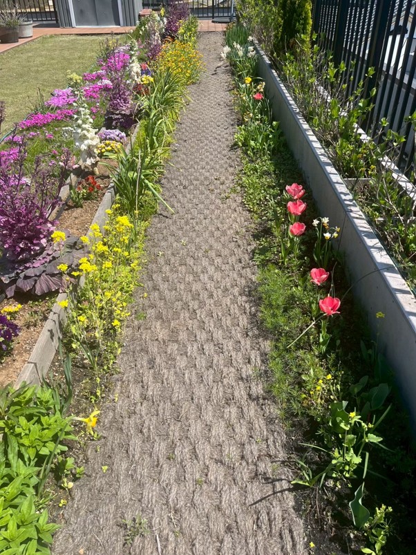 草花のあいだに敷かれたココペーバー