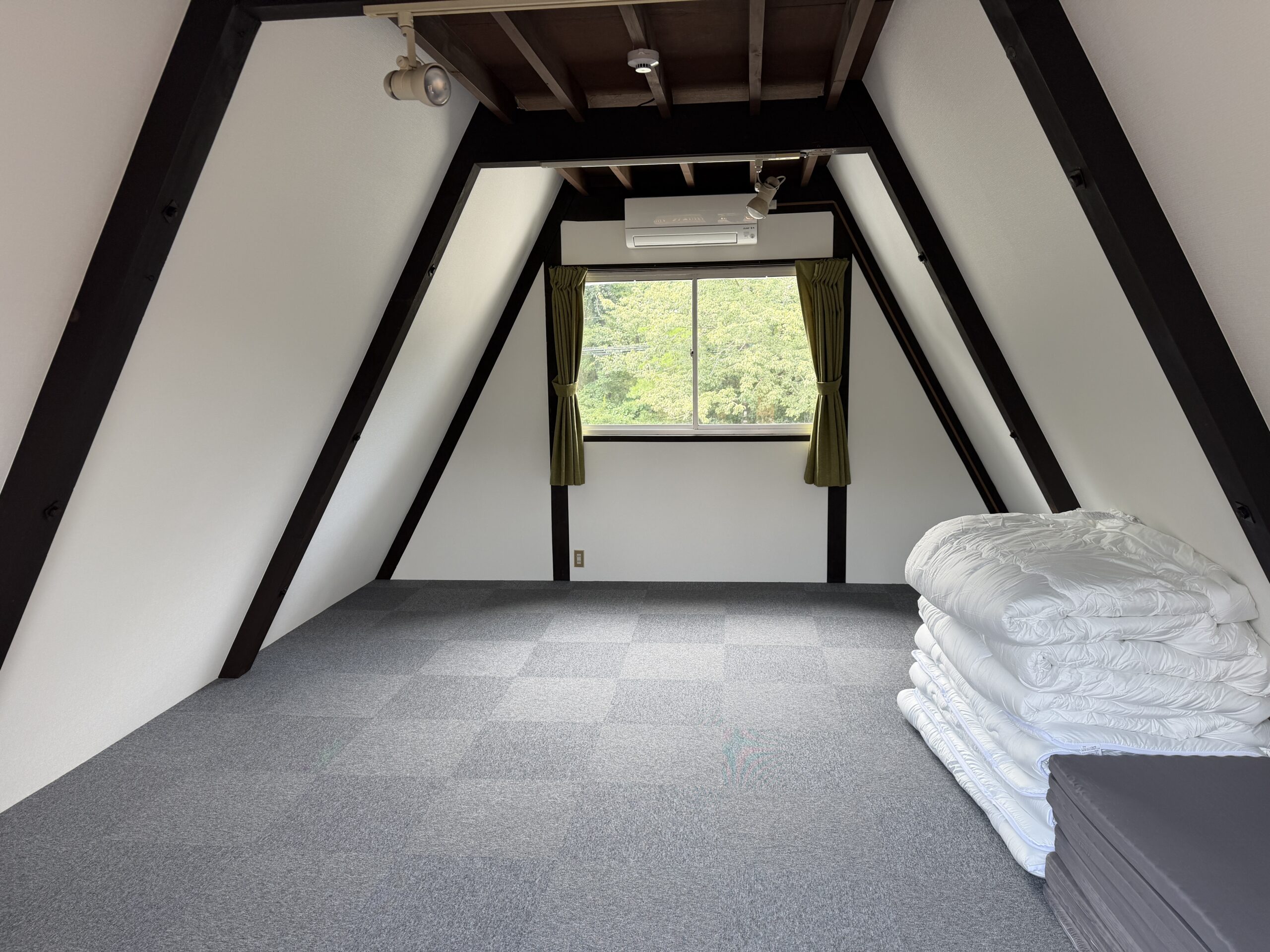 梁の見える屋根裏の部屋