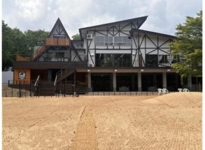 ドッグランから見たCHANCE DOG FIELDの建物
