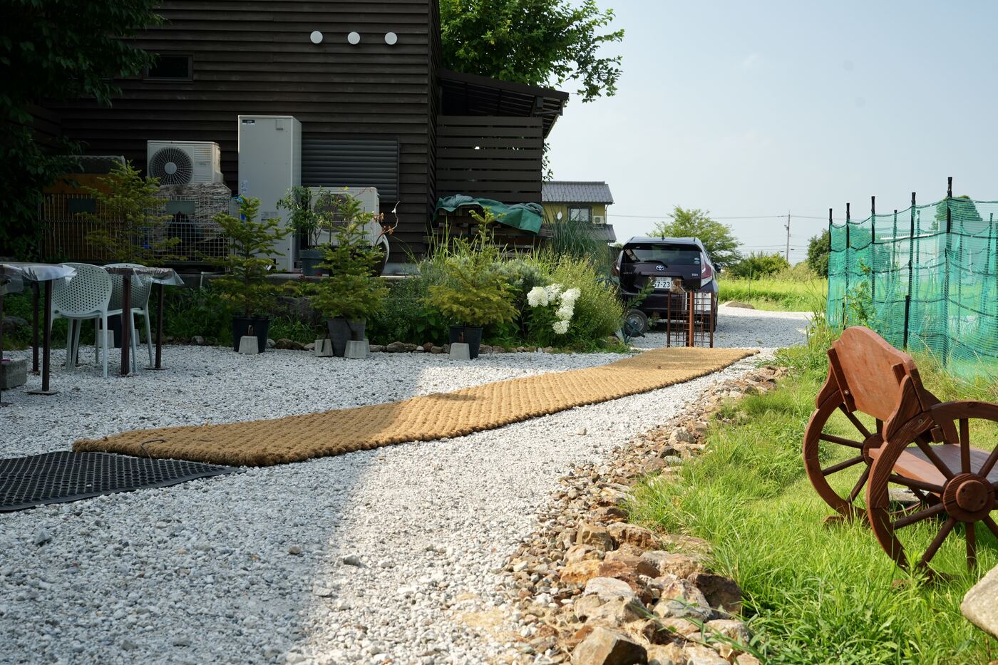 砂利敷きの中に帯状に敷かれたココペーバーの通路