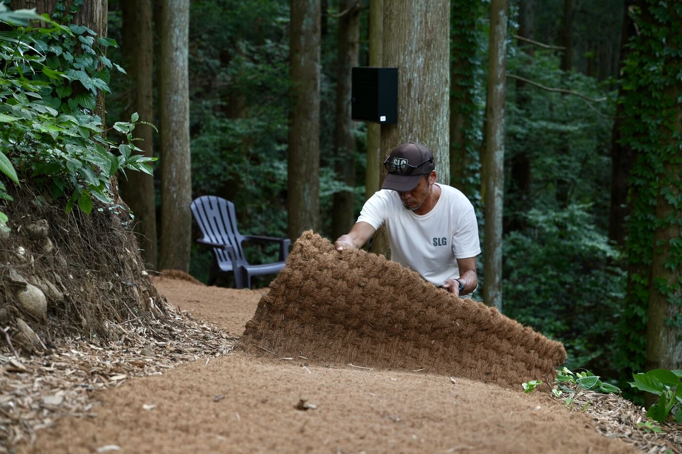 林の中でココペーバーのマットを広げて位置を合わせる様子