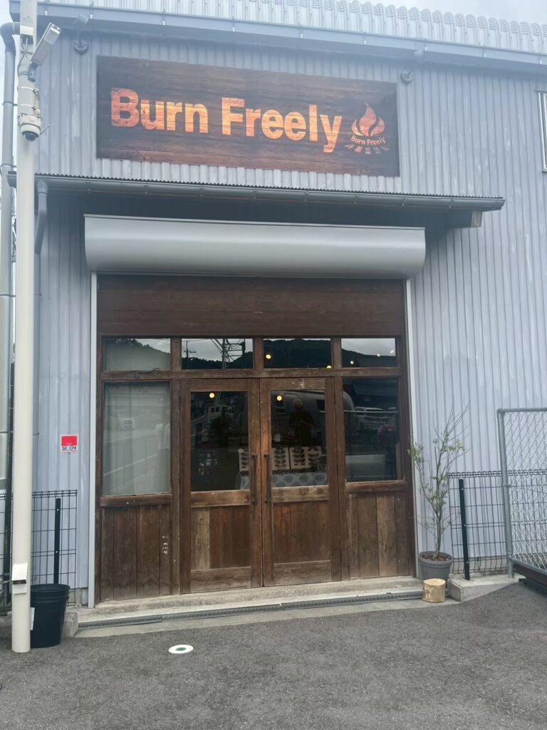 秋の木漏れ日を、店内に。滋賀・東近江のアウトドアショップ「Burn Freely」様がココ・フェンスを使ってくださっています
