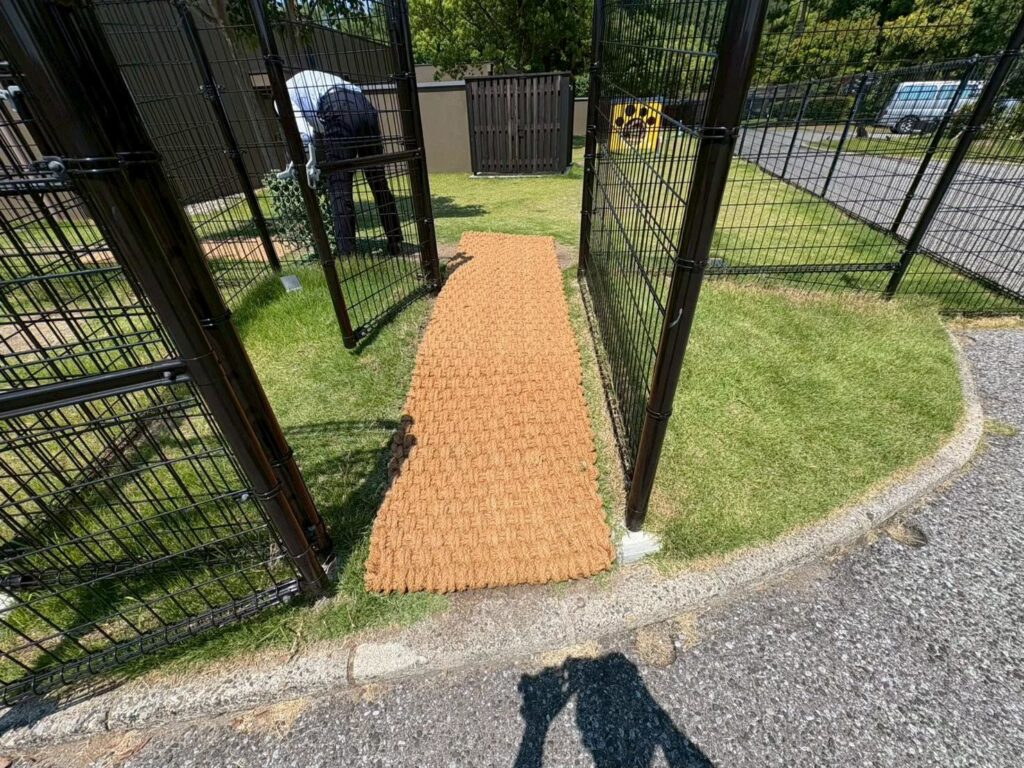 芝生の名を持つ造園会社。滋賀・大津の「GAZON」様が、琵琶湖畔のホテルでココペーバーを施工しました