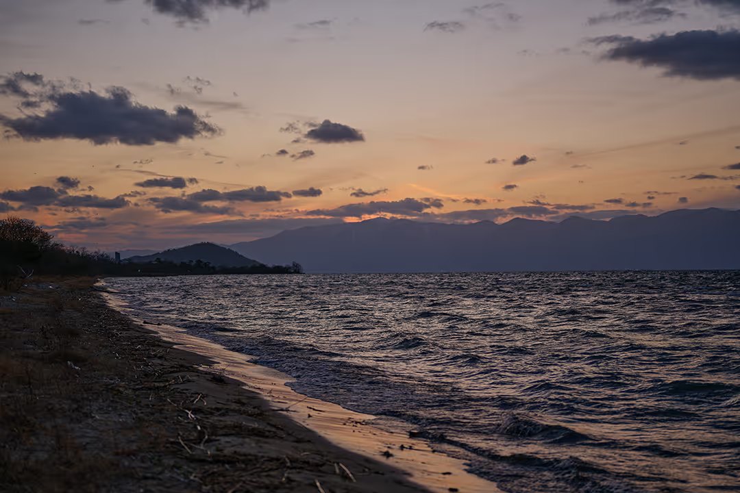 KOMOREVILLAGOから徒歩30秒の琵琶湖の夕景
