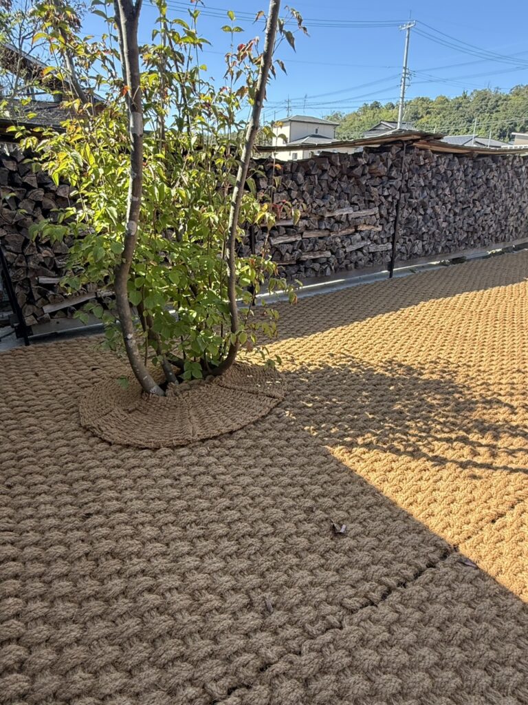 植栽まわりに敷かれた円形のココペーバー